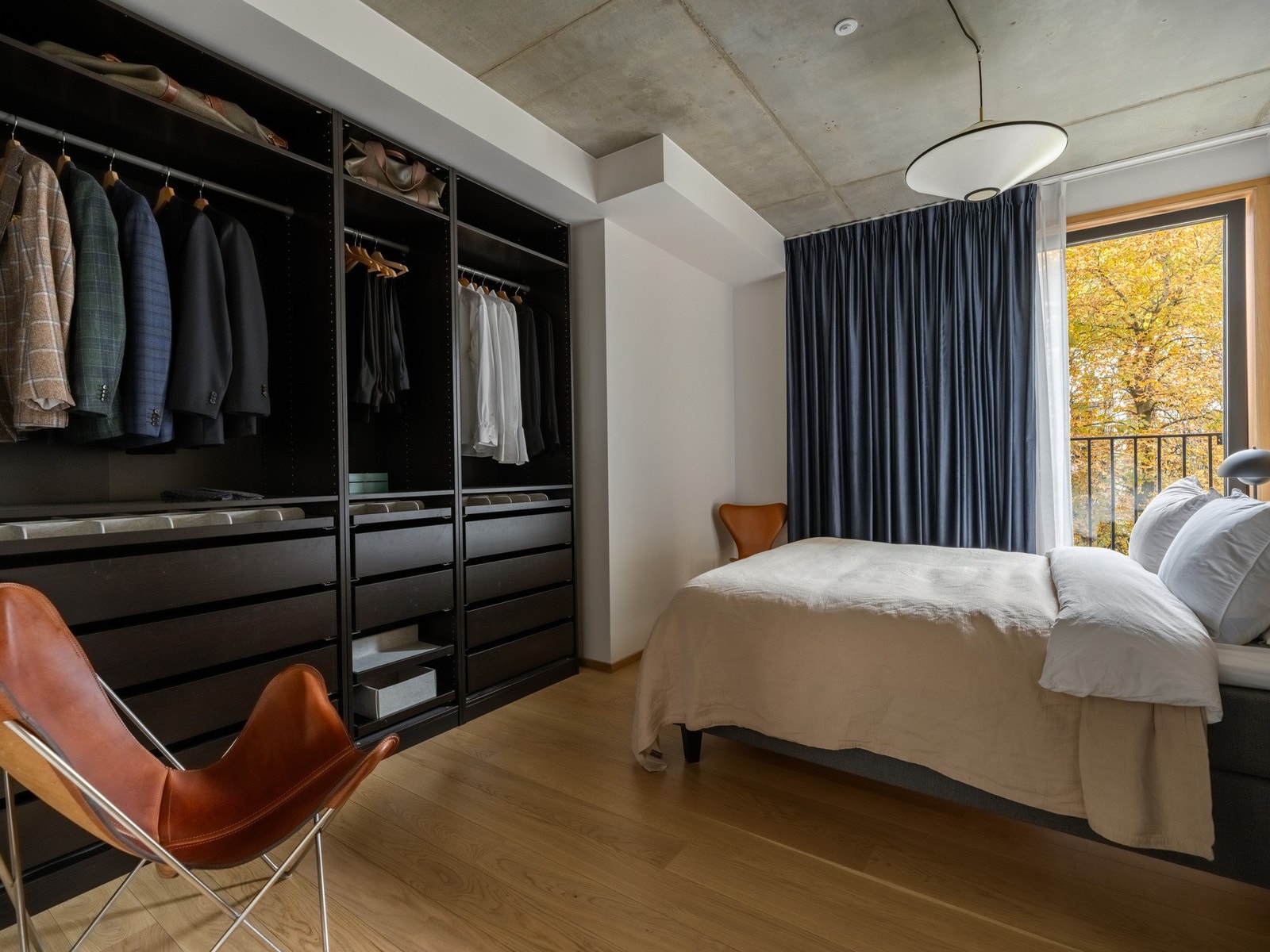 Den romslige garderoben har god plass til det du måtte trenge og medfølger leiligheten. Galleribilde