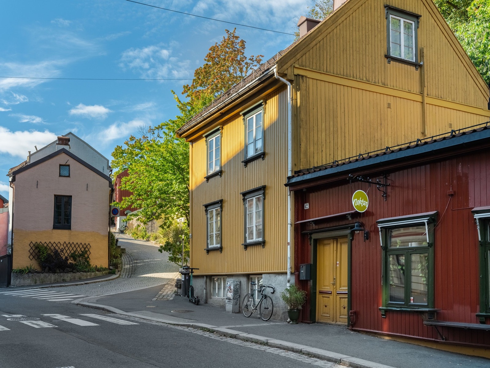 Nærområdet byr på flere populære restauranter og vinbarer. På Nectar får du servert god vin og kortreist mat inspirert av franske, italienske og spanske vinbarer. Galleribilde