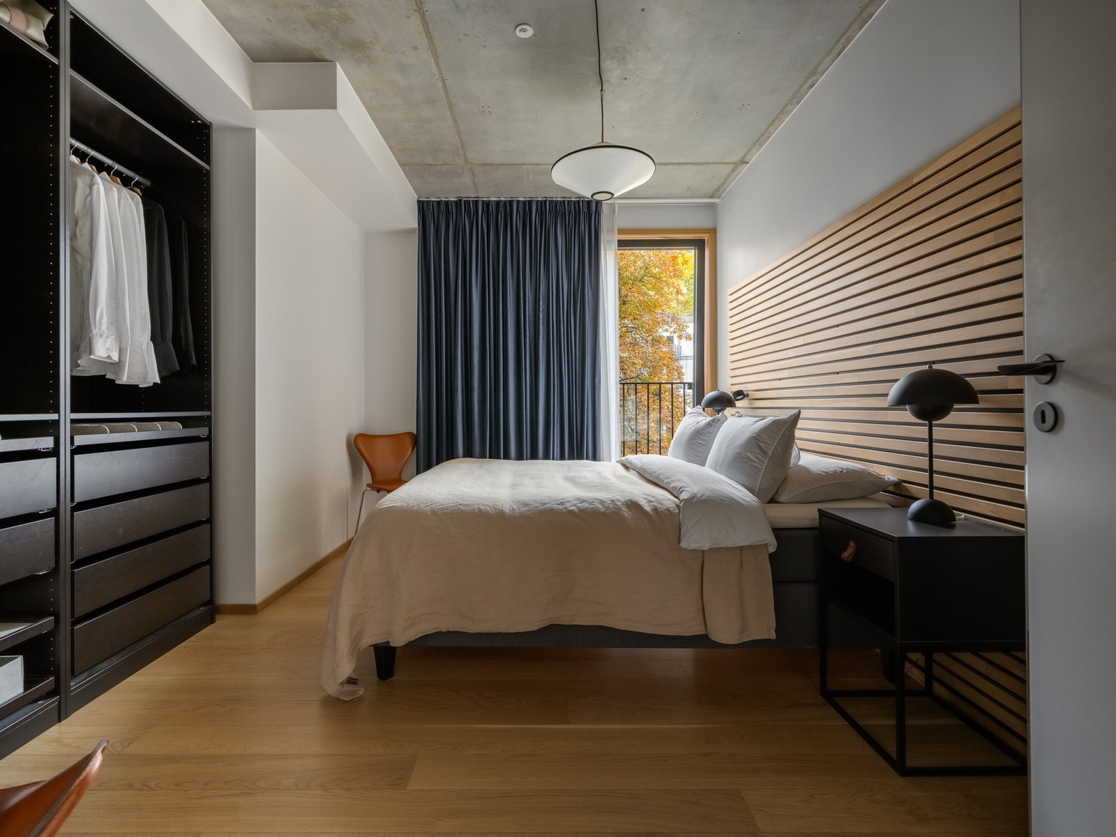 Dette er et stort og deilig soverom med god plass til dobbeltseng med nattbord. Galleribilde