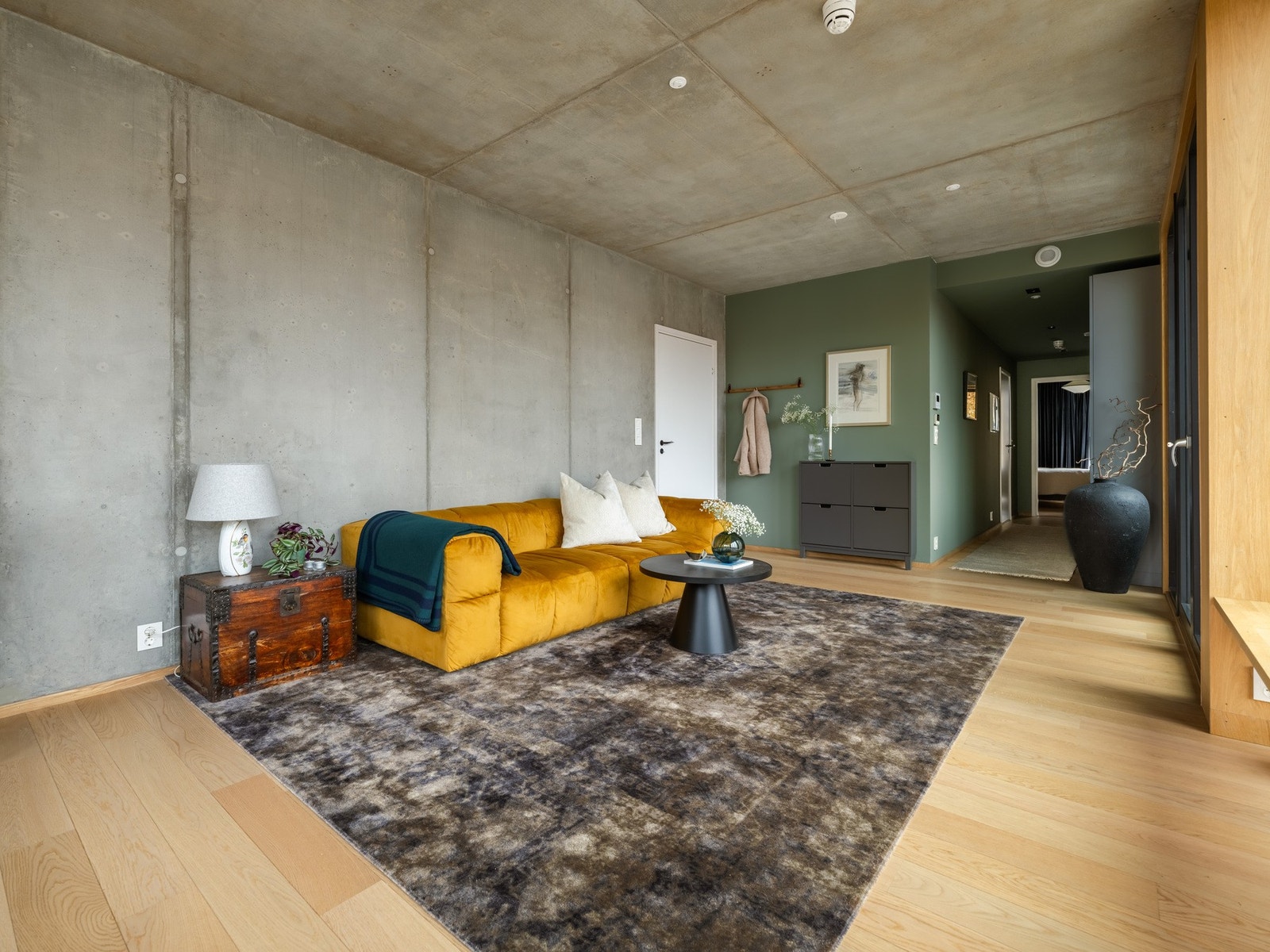 Leiligheten har fine løsninger for ulike soner. I stuedelen er det rom for en større sofagruppe. Galleribilde