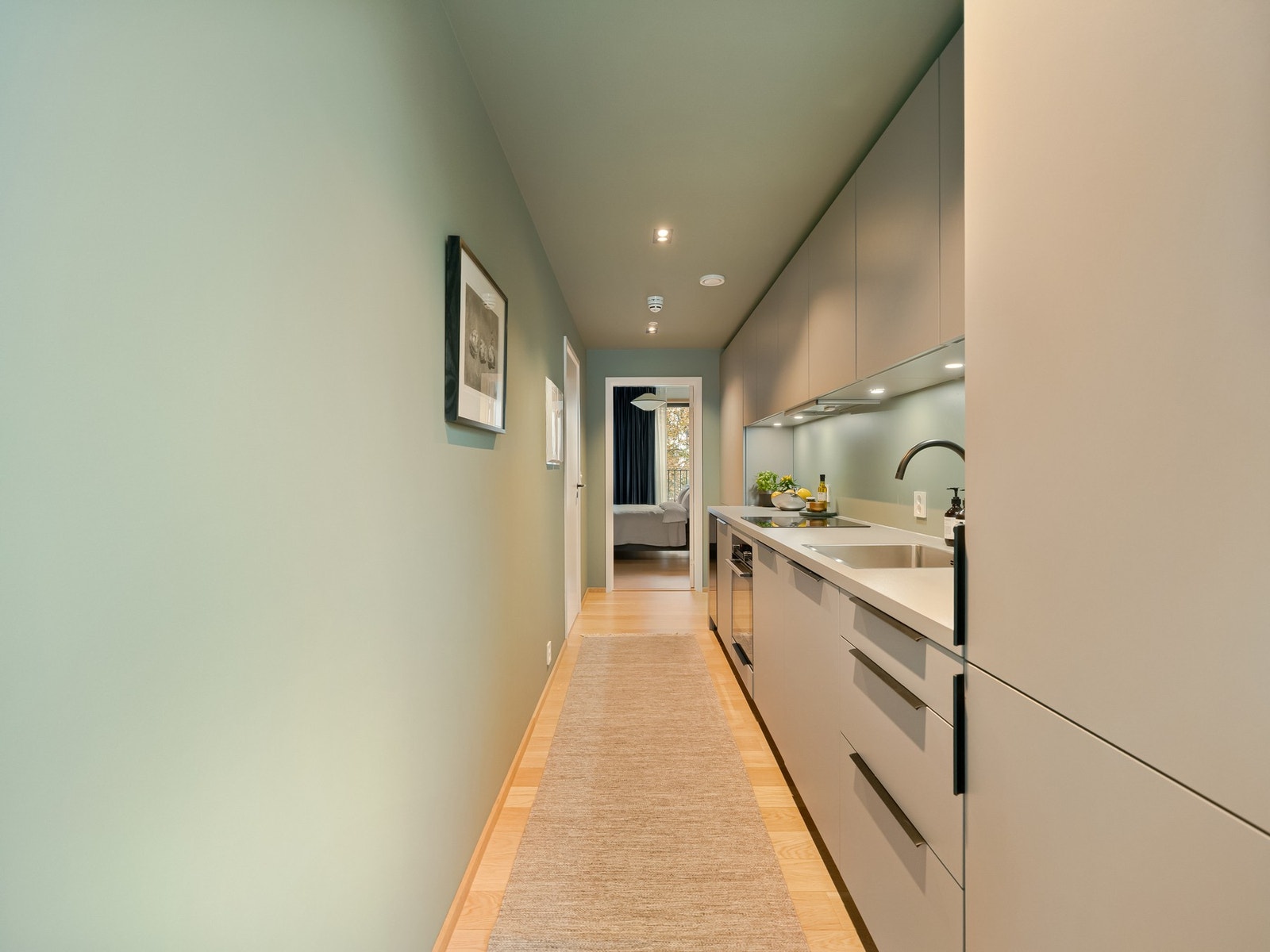 Det har rikelig med skapplass i både over- og underskap. Ellers er det godt med benkeplass også. Galleribilde