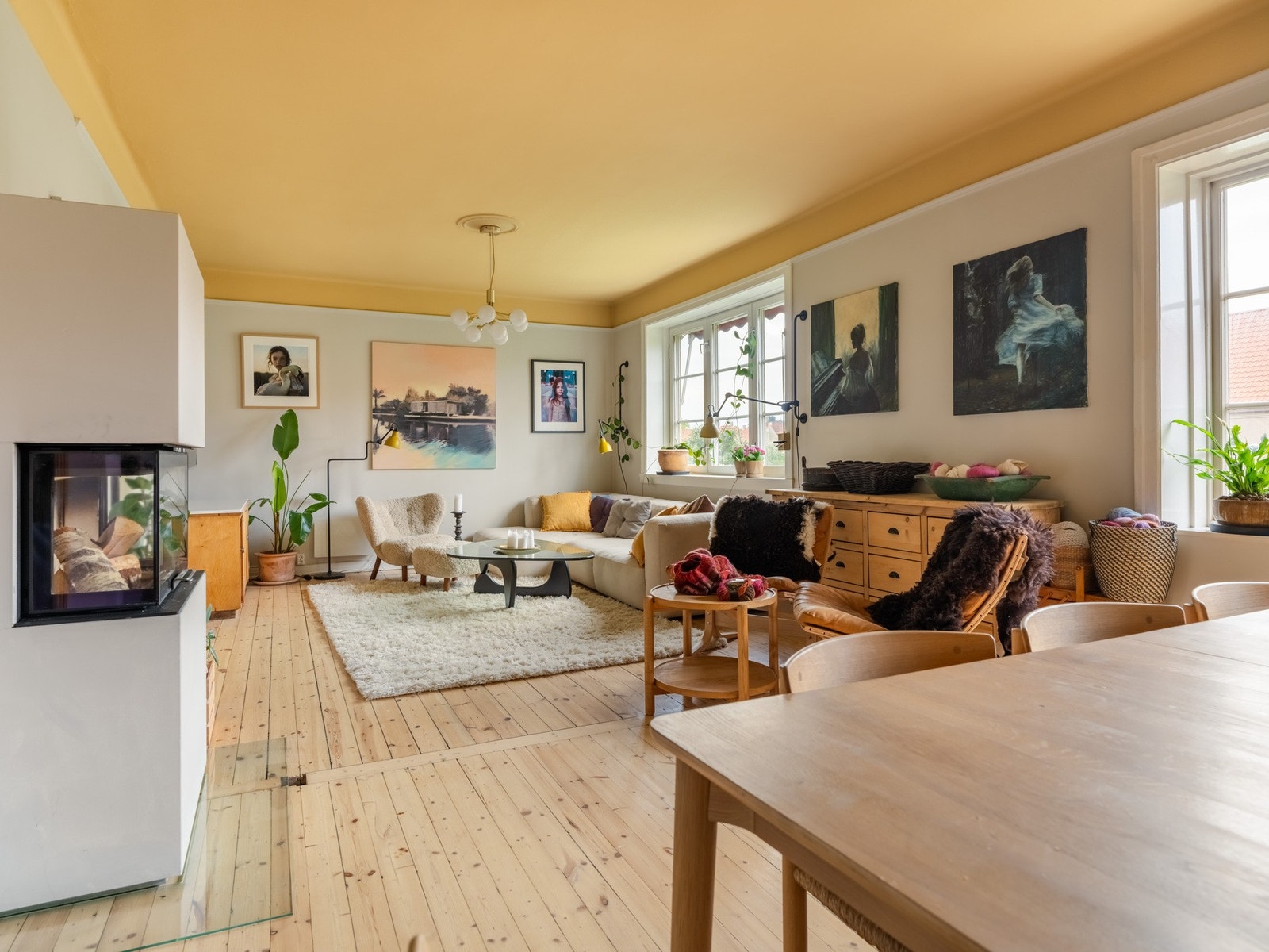 Nå er vi ute i det som er selve hovedrommet i denne boligen. Galleribilde