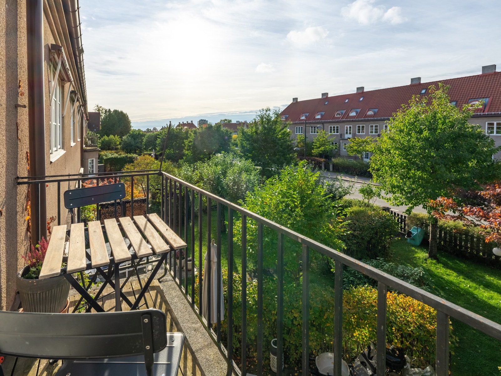 Og så dette da! På andre siden av huset er det balkong med sol til solnedgang! Galleribilde