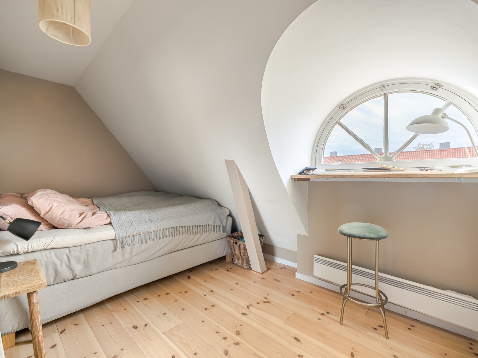 Fin plass til en liten skriveplass i vinduet. Galleribilde