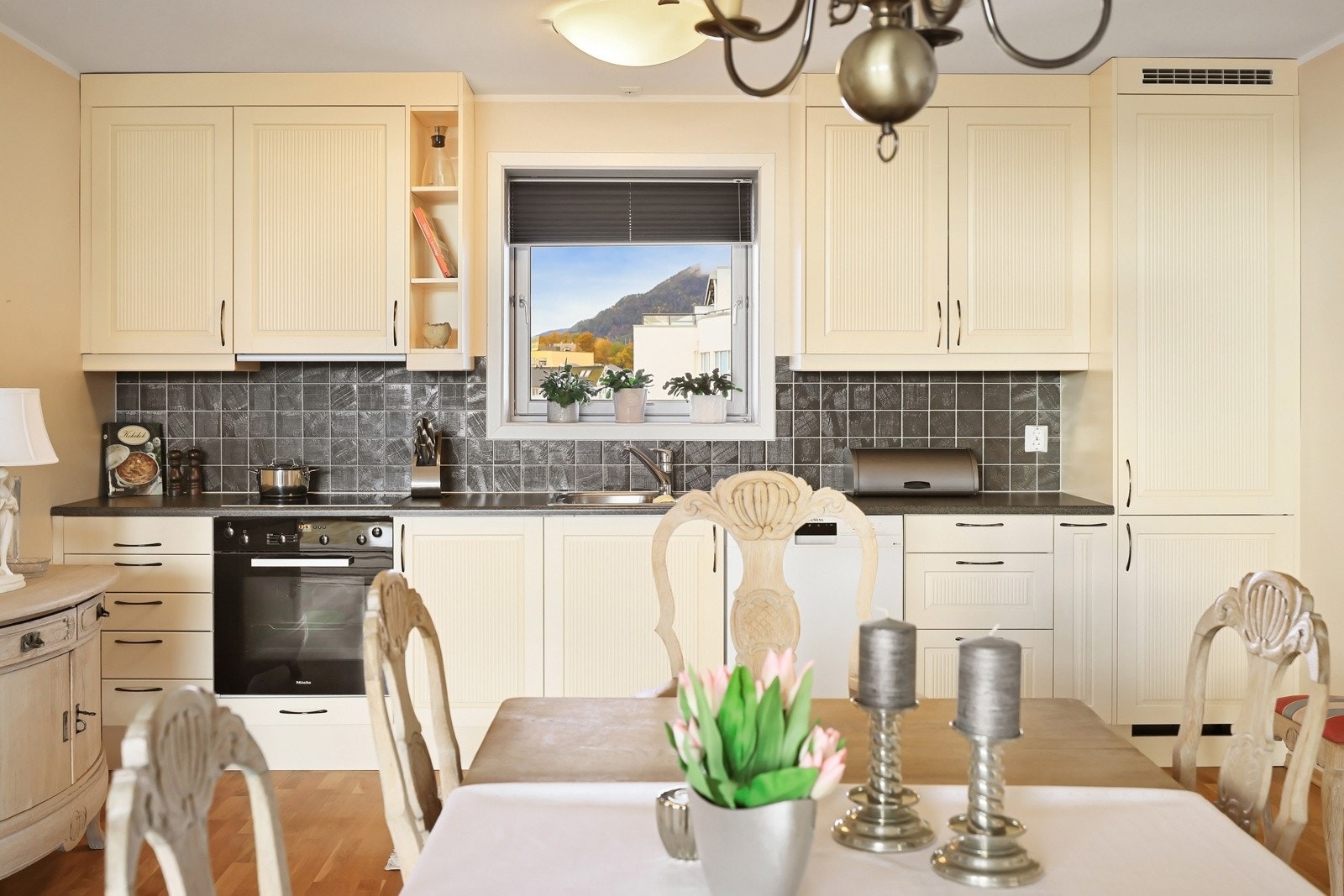 Av hvitevarer er det kjøl/fryseskap, oppvaskmaskin, platetopp og stekeovn. Galleribilde