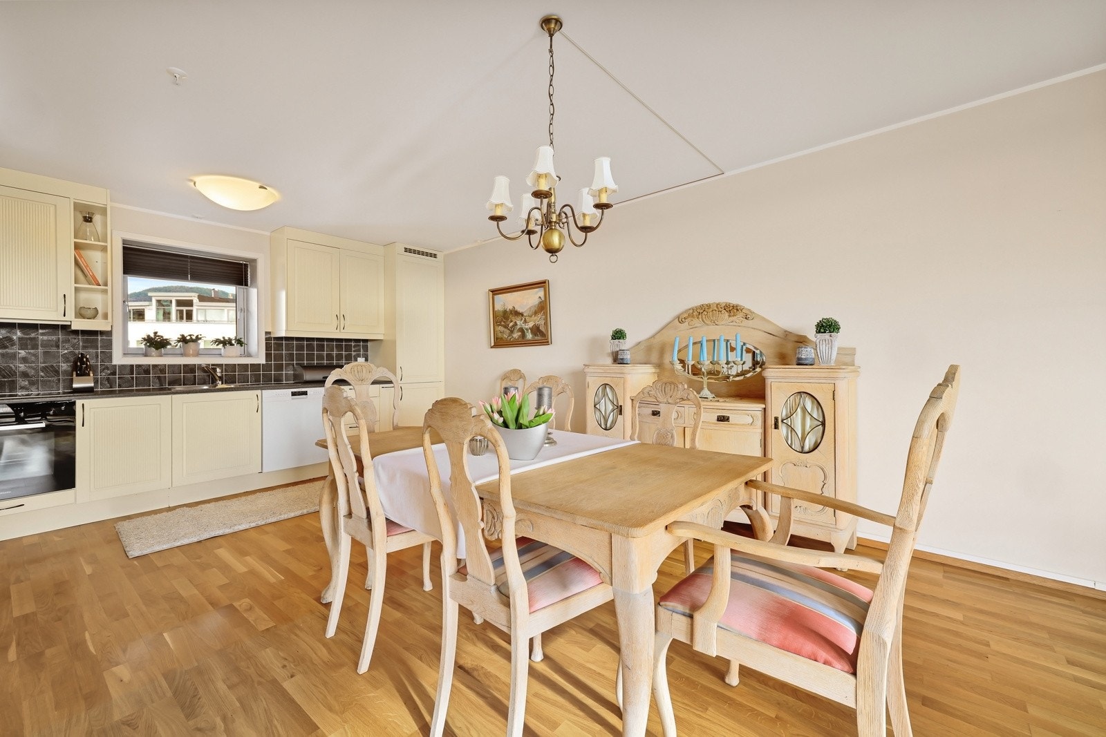 God plass til spisegruppe hvor venner og familie kan samles. Galleribilde