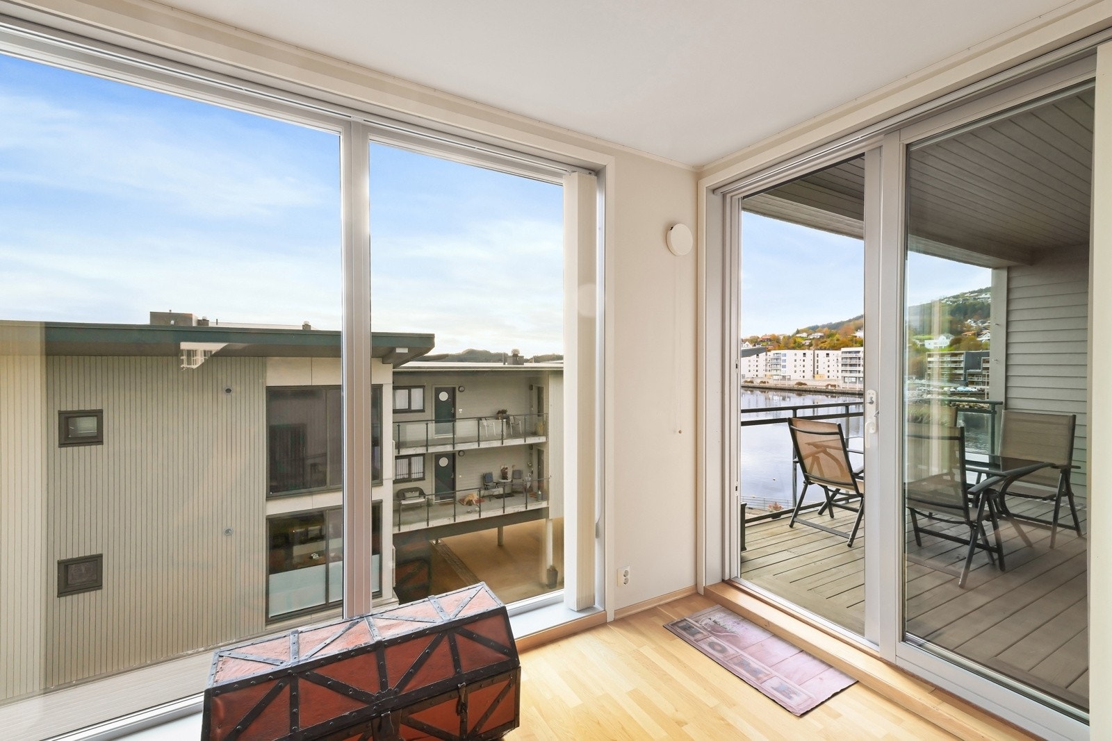 Fra stuen kommer vi ut til en balkong som er målt til hele 16 kvm. Galleribilde