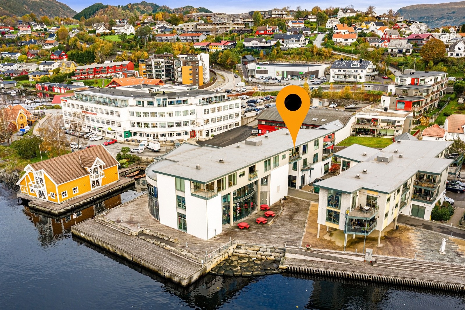 Nærmeste dagligvarebutikk er Coop Extra som ligger i Irisbygget, kun 100 meter unna. Galleribilde