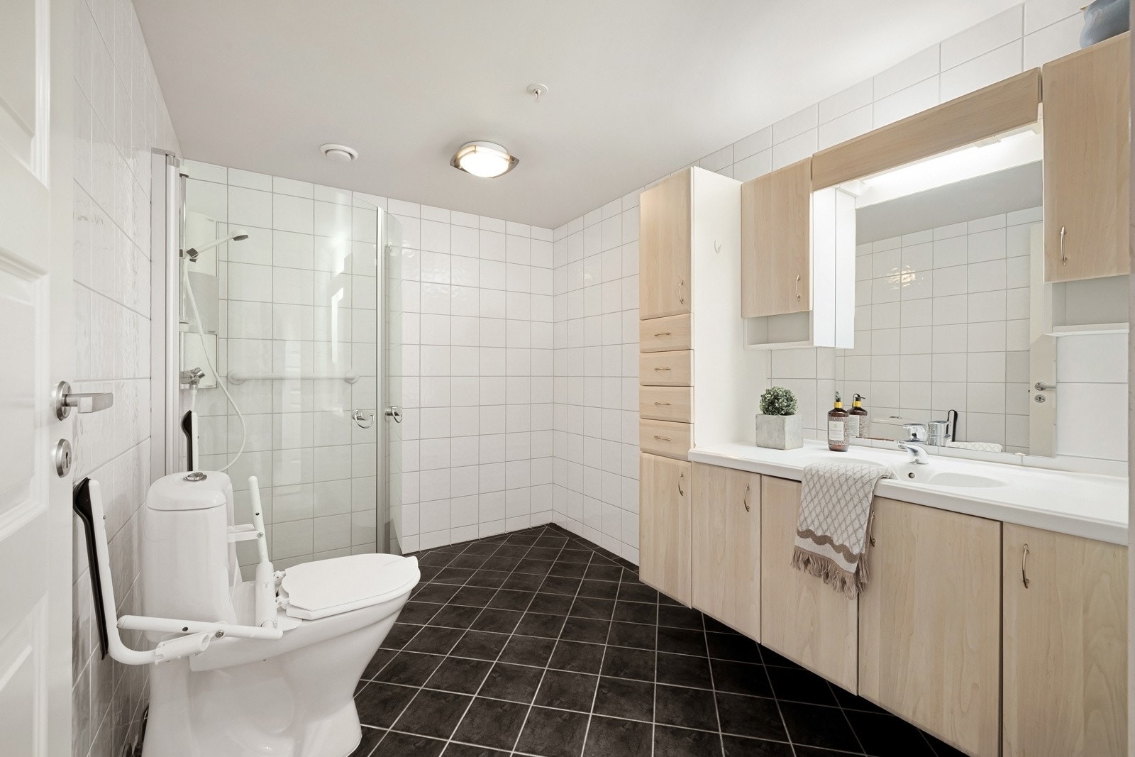 Rommet har innredning med nedfelt servant, toalett og dusjvegger/hjørne. Galleribilde