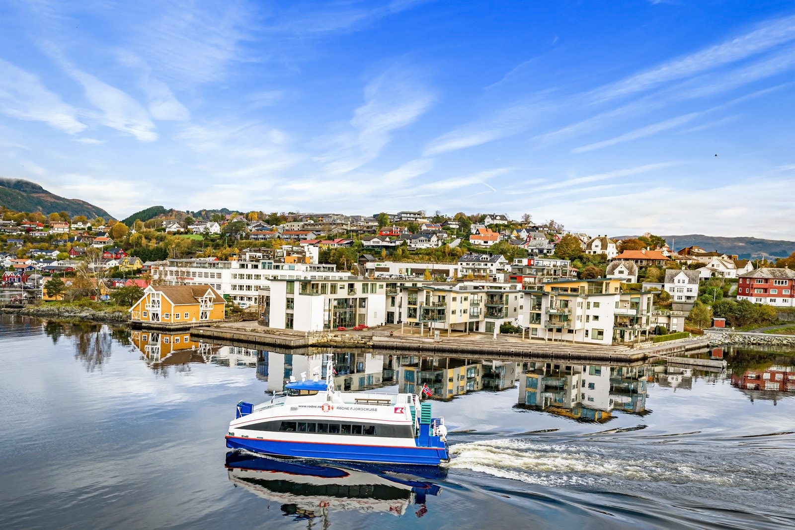 Nærmeste dagligvarebutikk er Coop Extra som ligger i Irisbygget, kun 100 meter unna. Galleribilde