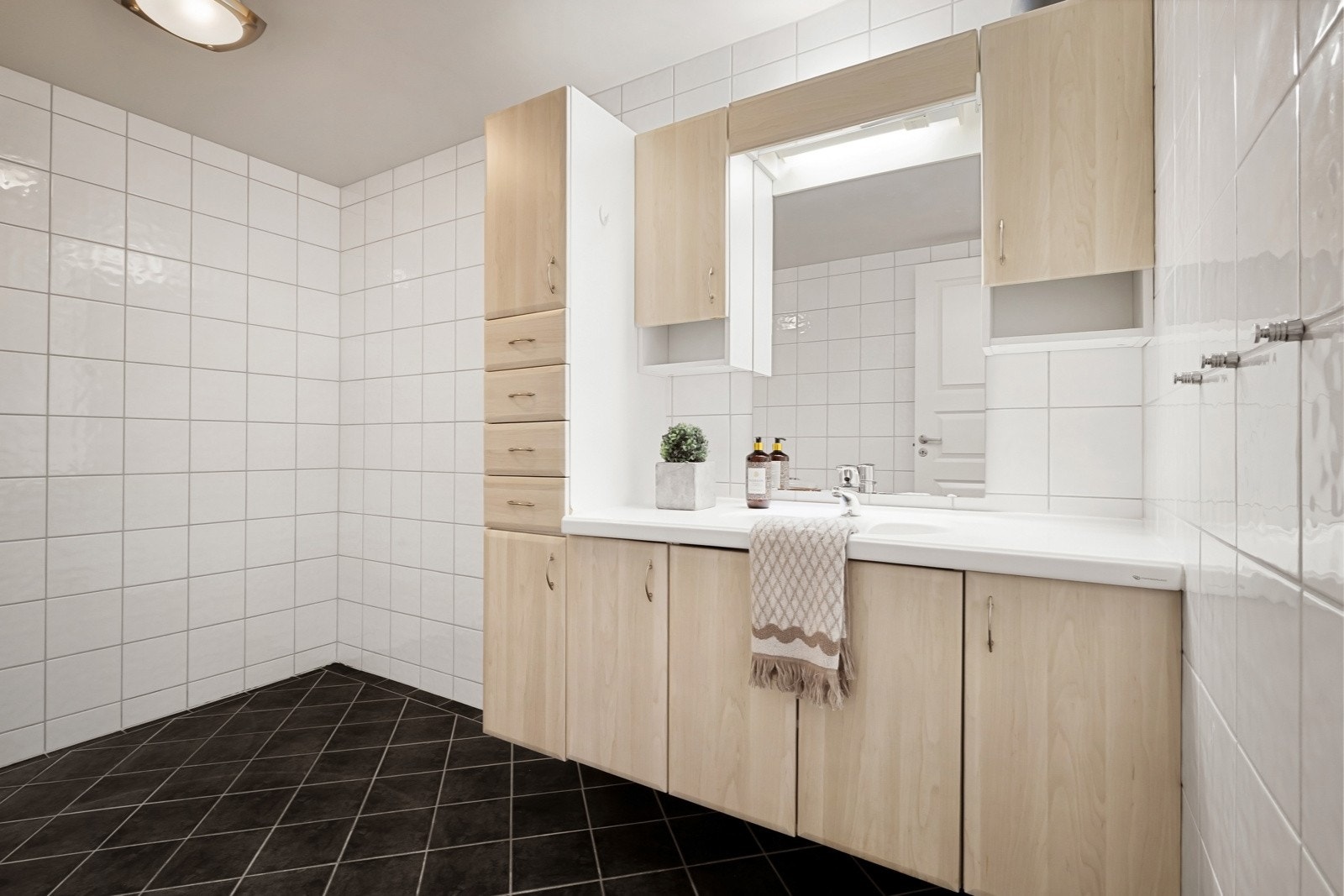 Helfliset bad med elektriske varmekabler i gulvet. Galleribilde