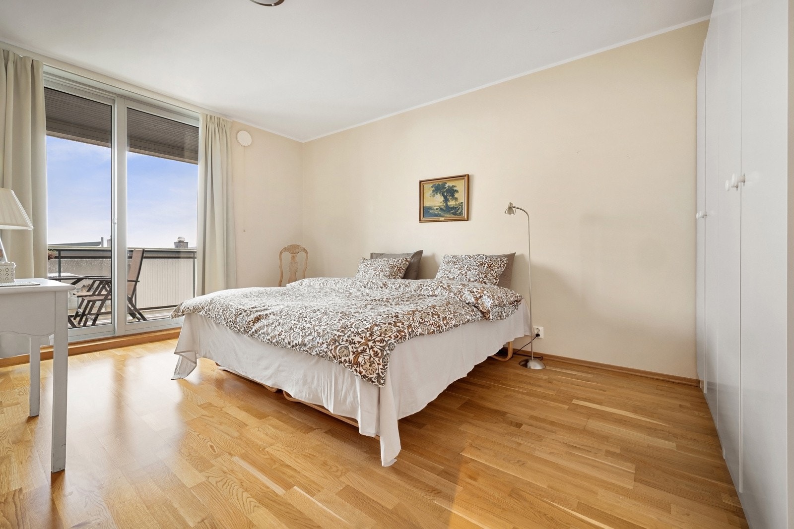 Praktisk garderobeskap medfølger på hovedsoverommet Galleribilde