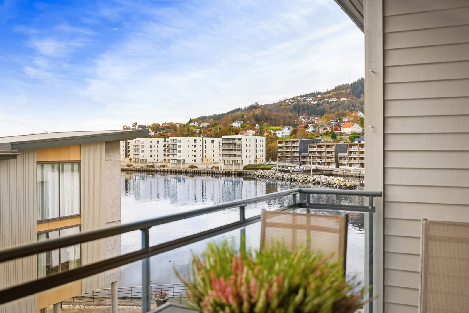 Fint å sitte her og nyte utsikten og finværet. Galleribilde