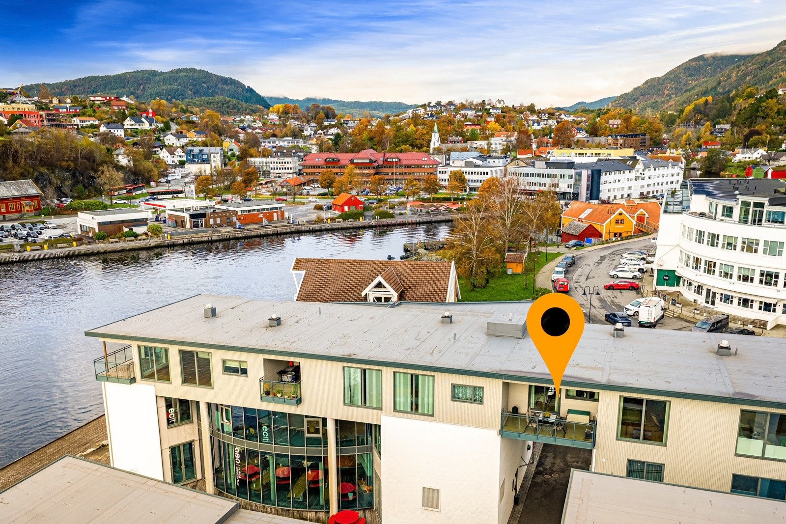 Leiligheten ligger i 3. etasje i blokken nærmest Osøyro. Galleribilde