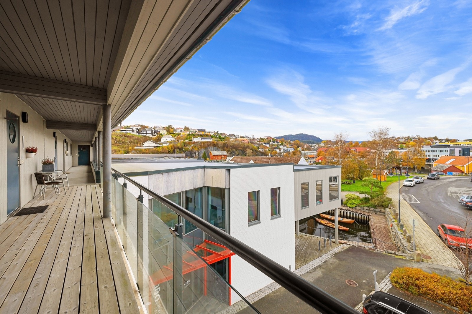 Med beliggenhet i kjernen av Osøyro har man gangavstand til alt man måtte ønske av fasiliteter og servicetilbud. Galleribilde