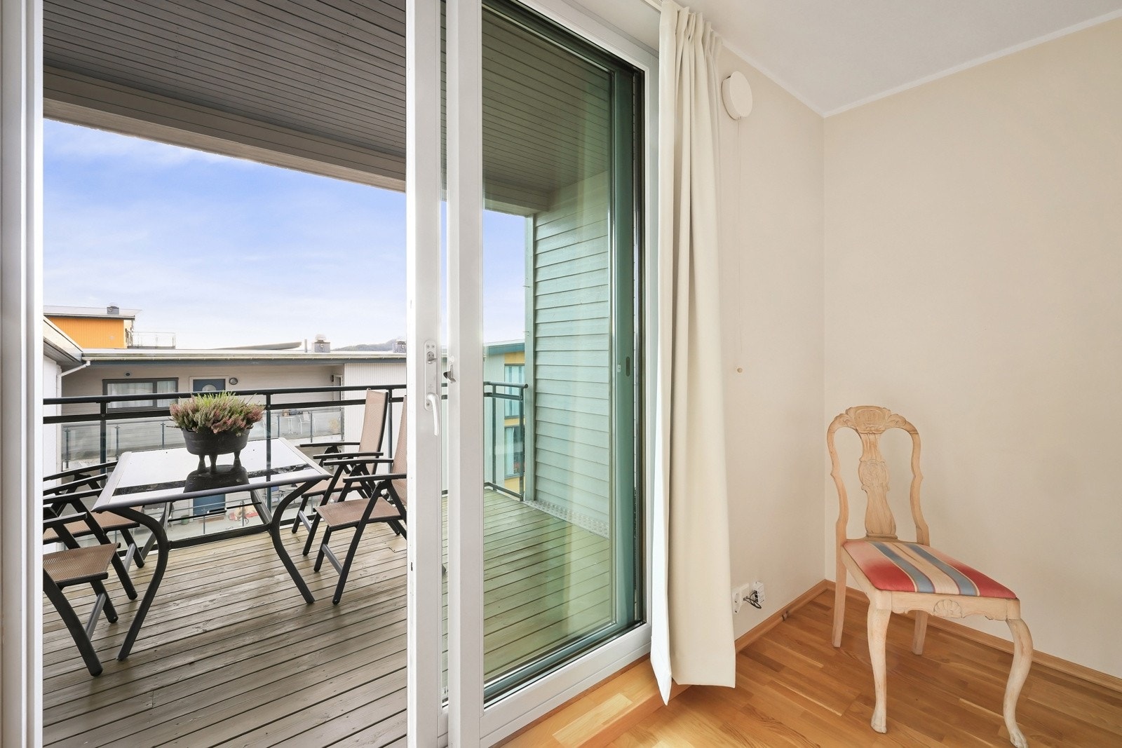 Fra soverommet er det utgang til en herlig balkong. Galleribilde