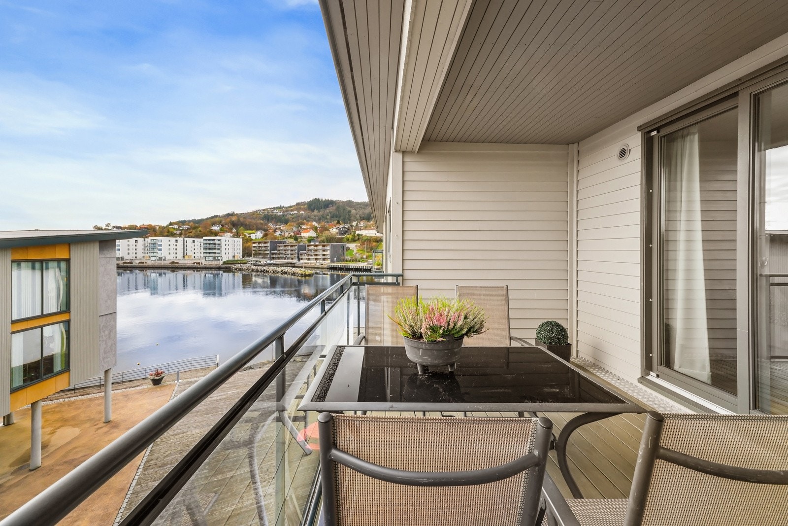 Det er plass til utemøbler, grill og hyggelig beplanting på balkongen. Galleribilde