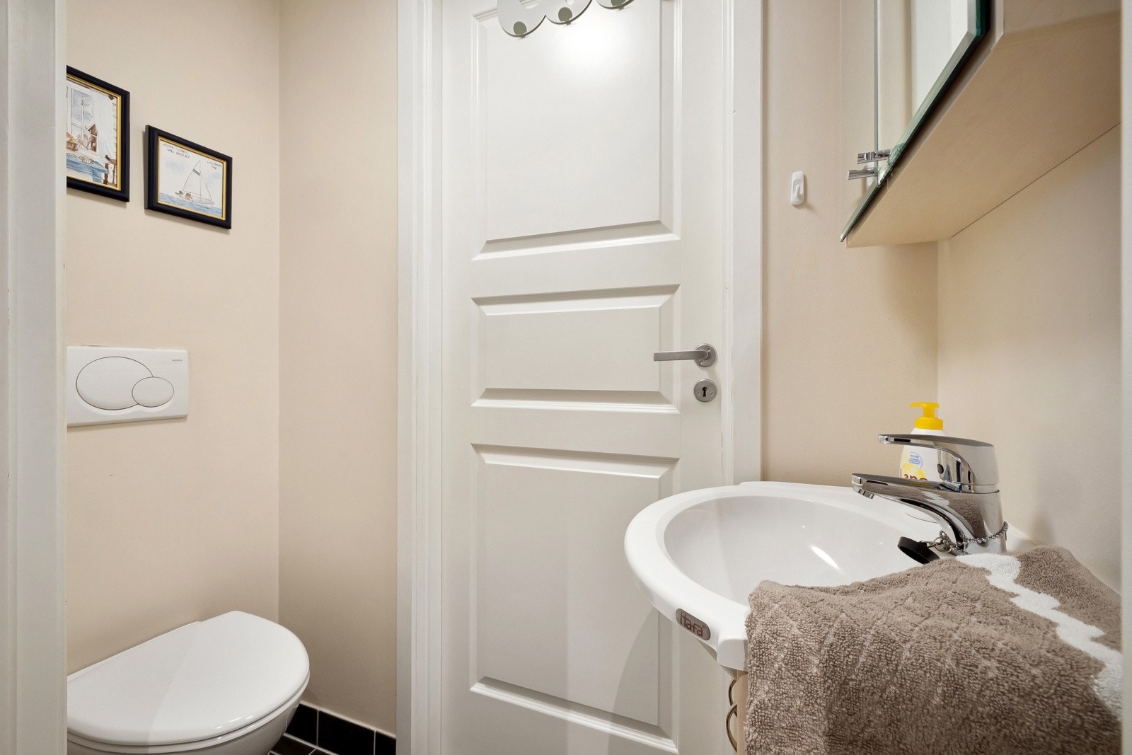 I tillegg til badet er det også et eget toalettrom med toalett, vask og speil. Galleribilde