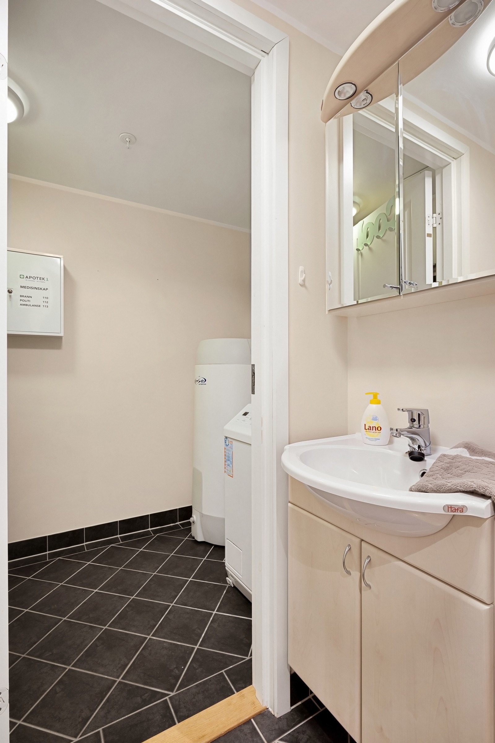 Fra toalettrommet er det skyvedør inn til vaskerommet. Her er det også opplegg til vaskemaskin og varmekabler i gulv. Galleribilde