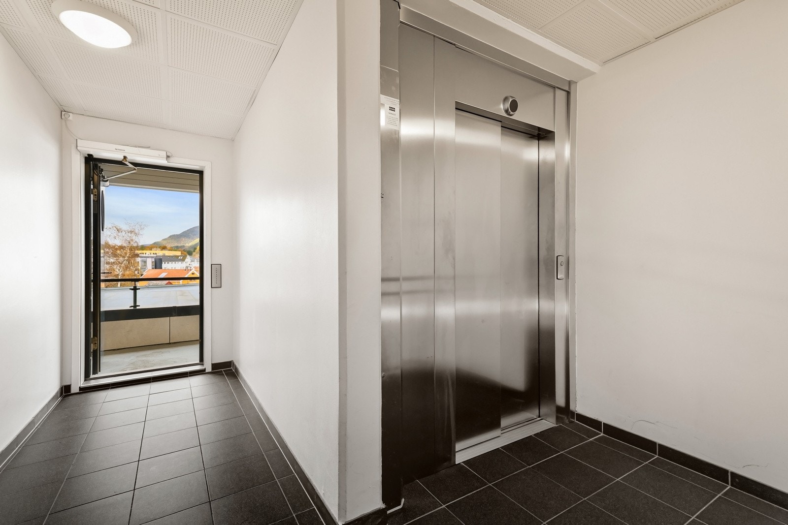 Det er heis i bygget, som gir en svært enkel adkomst til leiligheten! Galleribilde