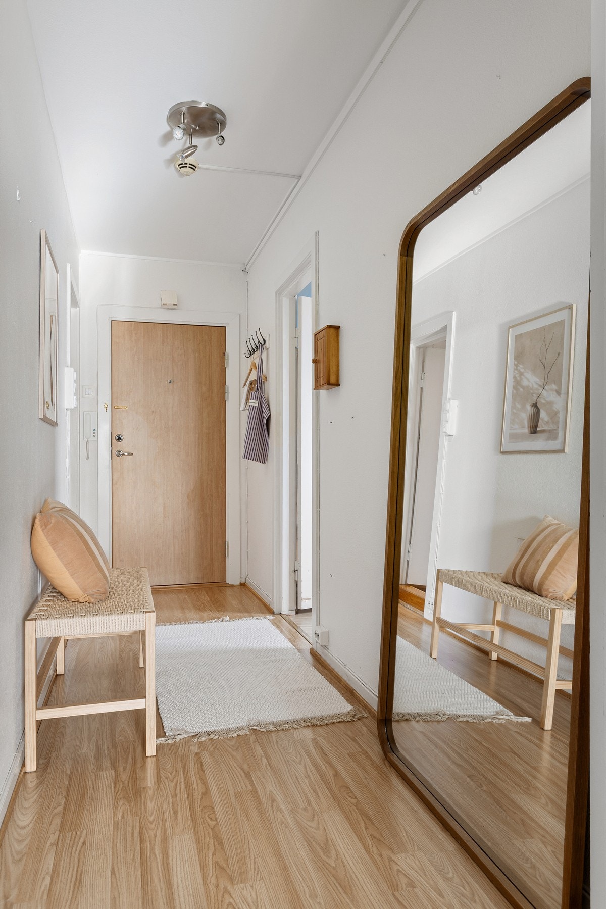 Enkel adkomst til boligen ved hjelp av heisen, men ønsker du å ta trappene går du opp til byggets 10. etasje. Galleribilde