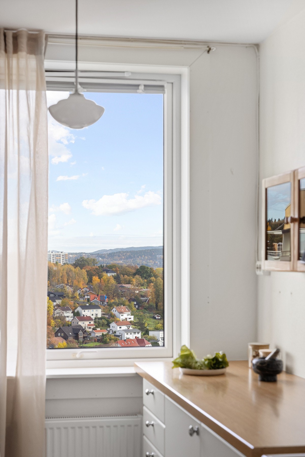 Vinduet gir deg upåklagelig utsikt som kan nytes samtidig som du kokkelerer. Galleribilde