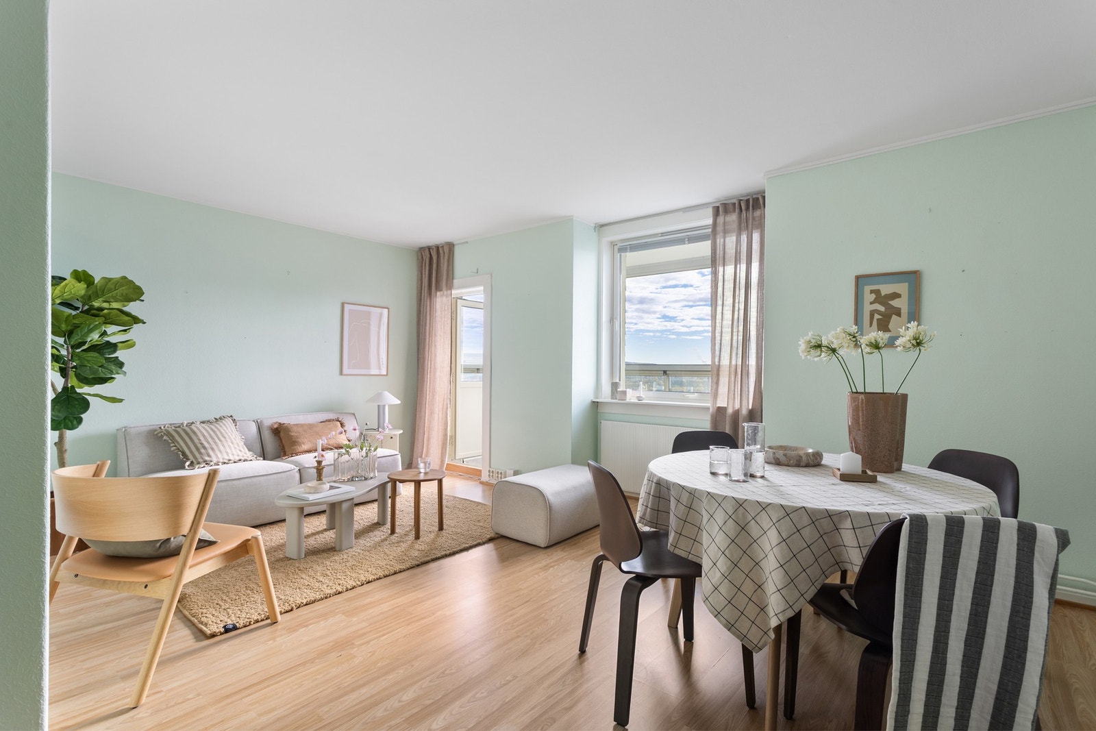 Her får du et romslig oppholdsrom malt i moderne fargevalg og med laminat på gulv. Galleribilde