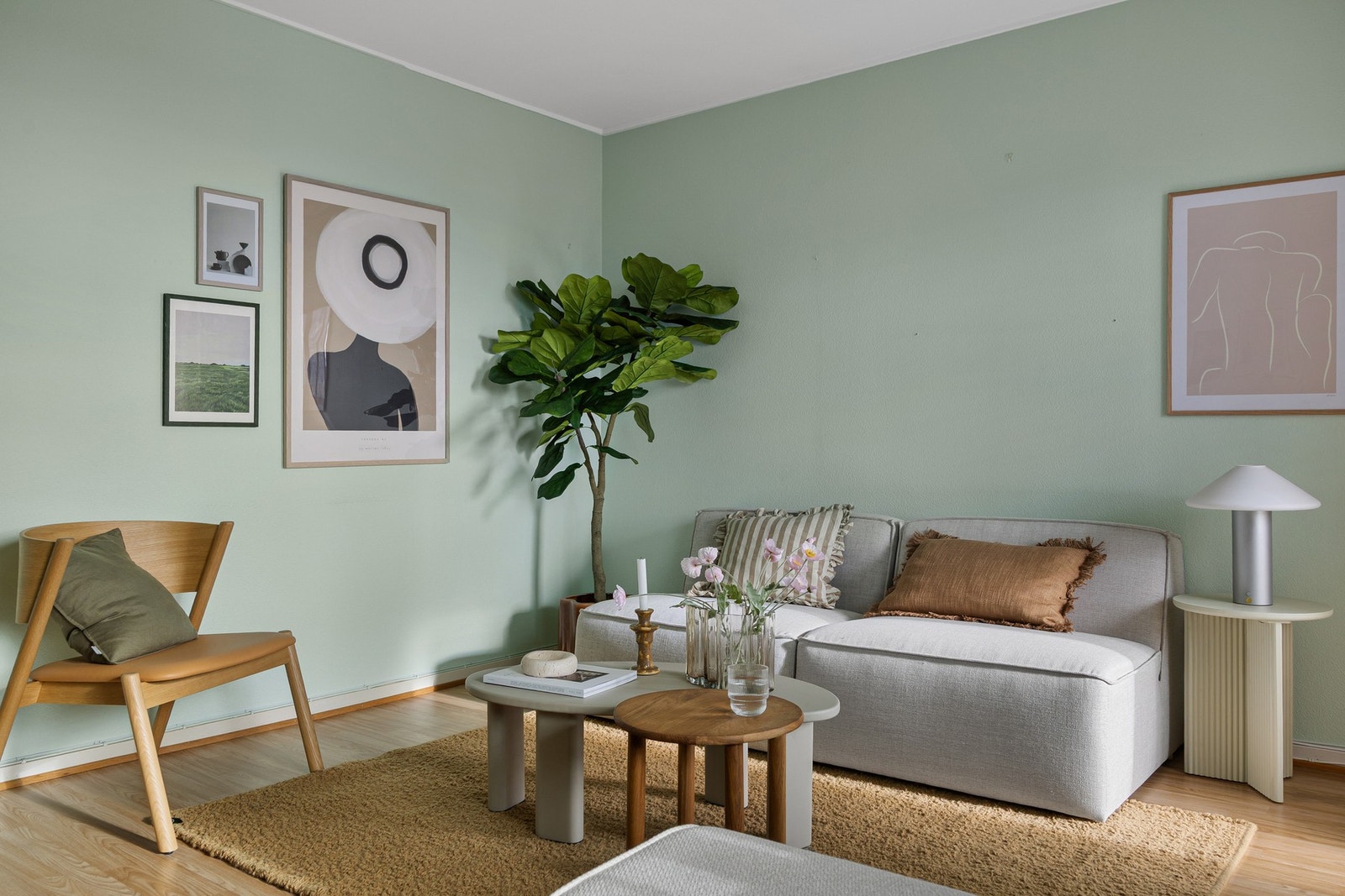 Stuen har plass til sofa, salongbord og tilhørende mediemøblement. Galleribilde