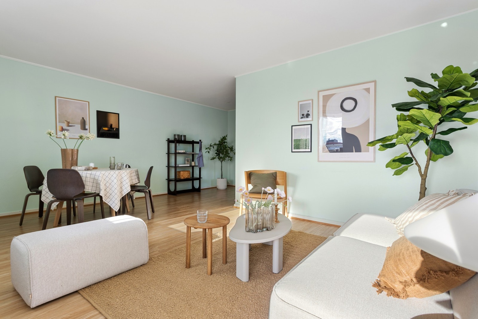 Innvendig er det også god plass til spisebord. Galleribilde
