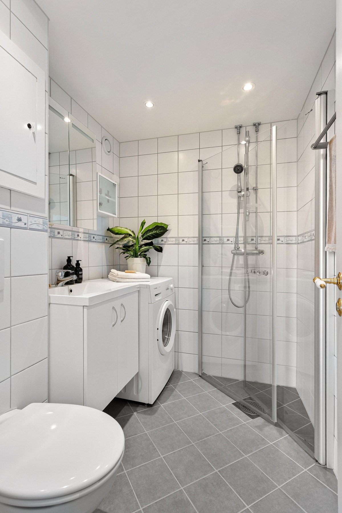 Lyst, flislagt baderom fra 2016 med varme i gulv og downlights i himling. Det er opplegg for vaskemaskin. Galleribilde