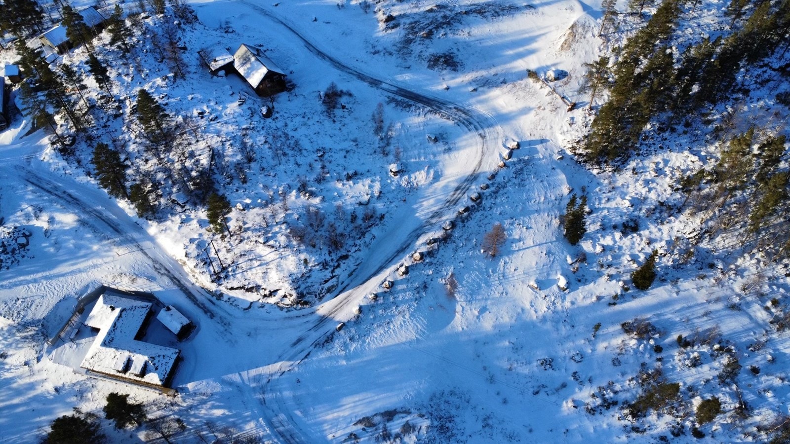 Tomten ligger i skrånende terreng og er ikke ferdig opparbeidet. Galleribilde