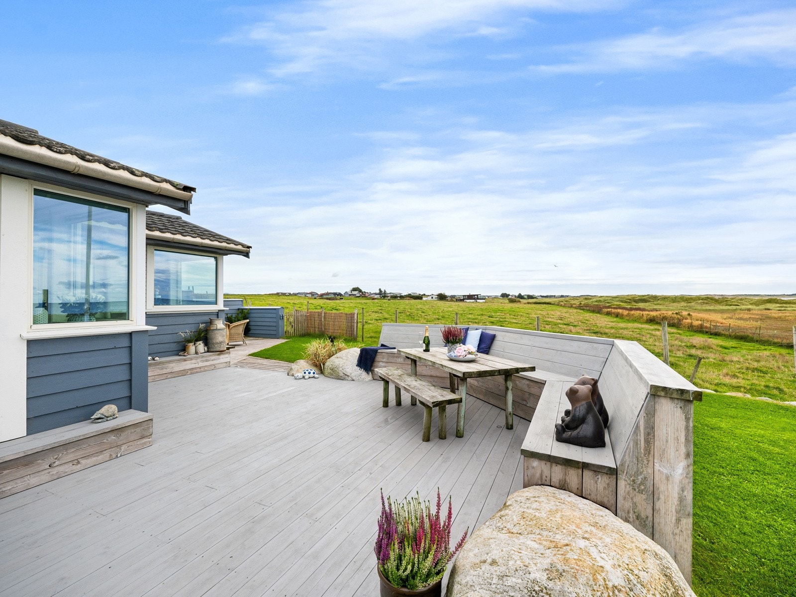 Stedbygde benker. Galleribilde