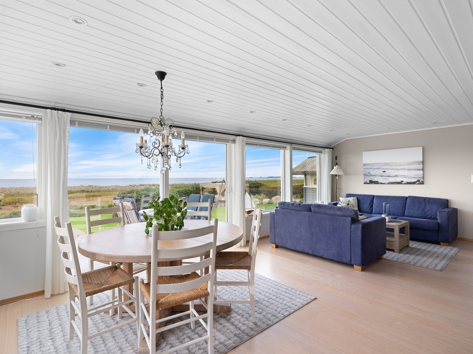 Stuen oppleves romslig med god plass til sofagruppe, spisestue og TV plass. Galleribilde