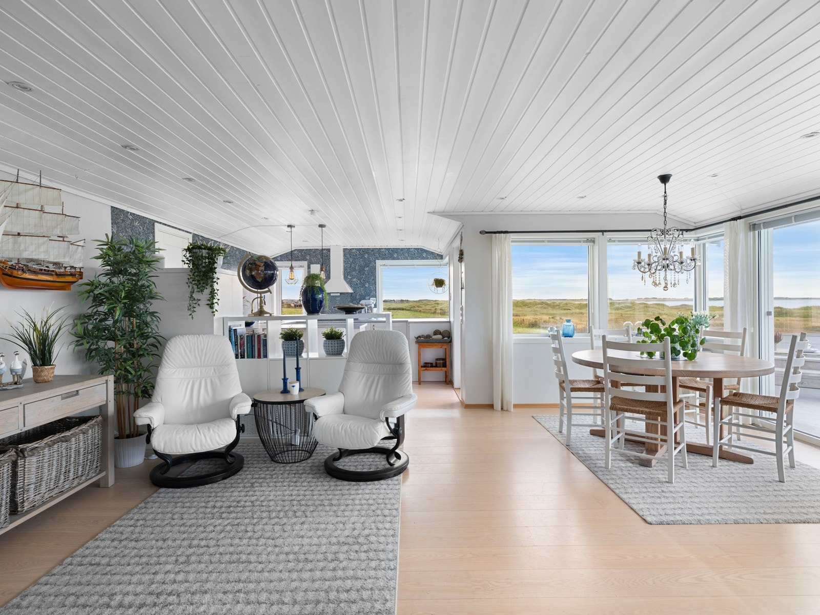 Kjøkkenet ligger noe for seg selv i enden av rommet. Galleribilde