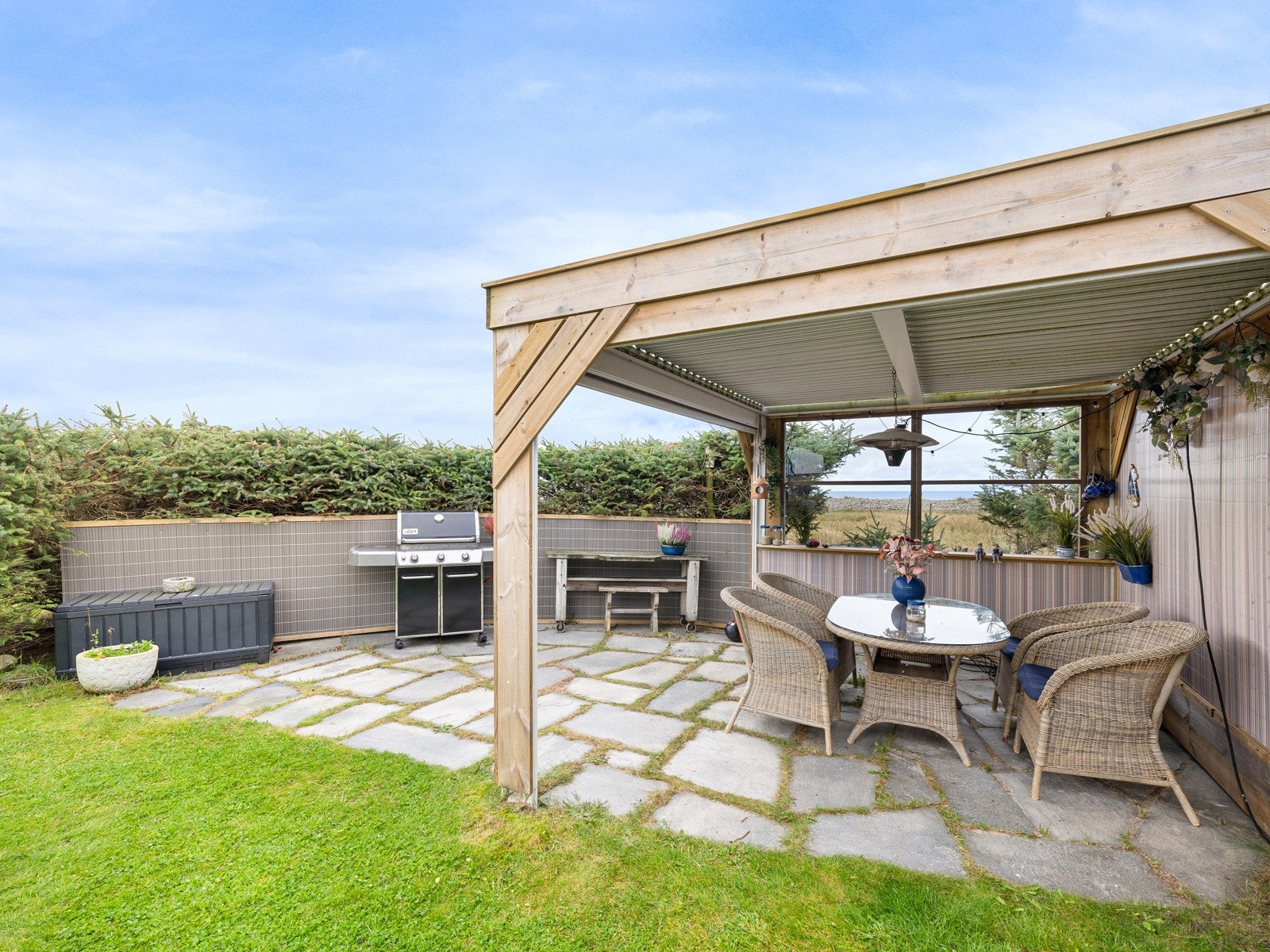 Begge de åpne sidene har rullevegger som kan trekkes ned dersom man ønsker. Galleribilde