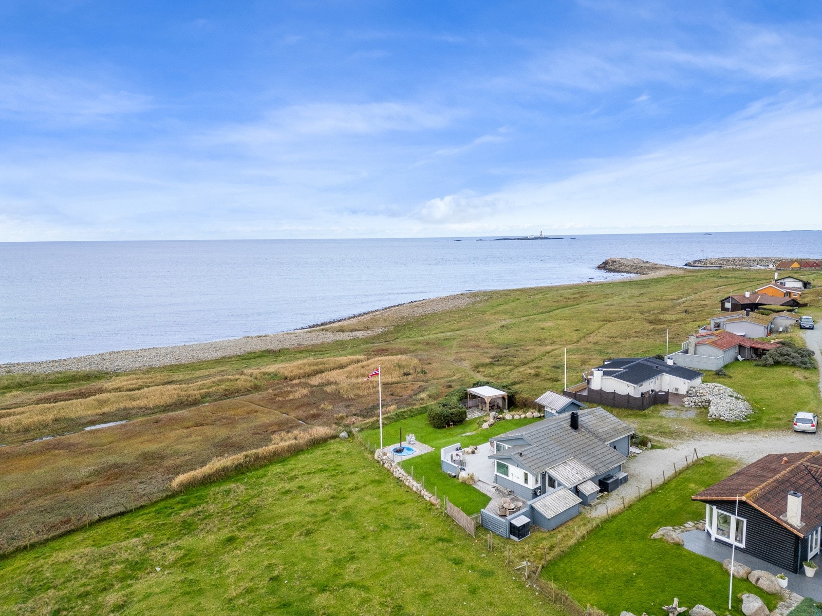 Beliggende på populære Sele, med umiddelbar nærhet til Selestranda, Borestranda, Sele havn og Figgjoelva. Her kan man spasere ut porten på tomten, og rett på turstien. Galleribilde