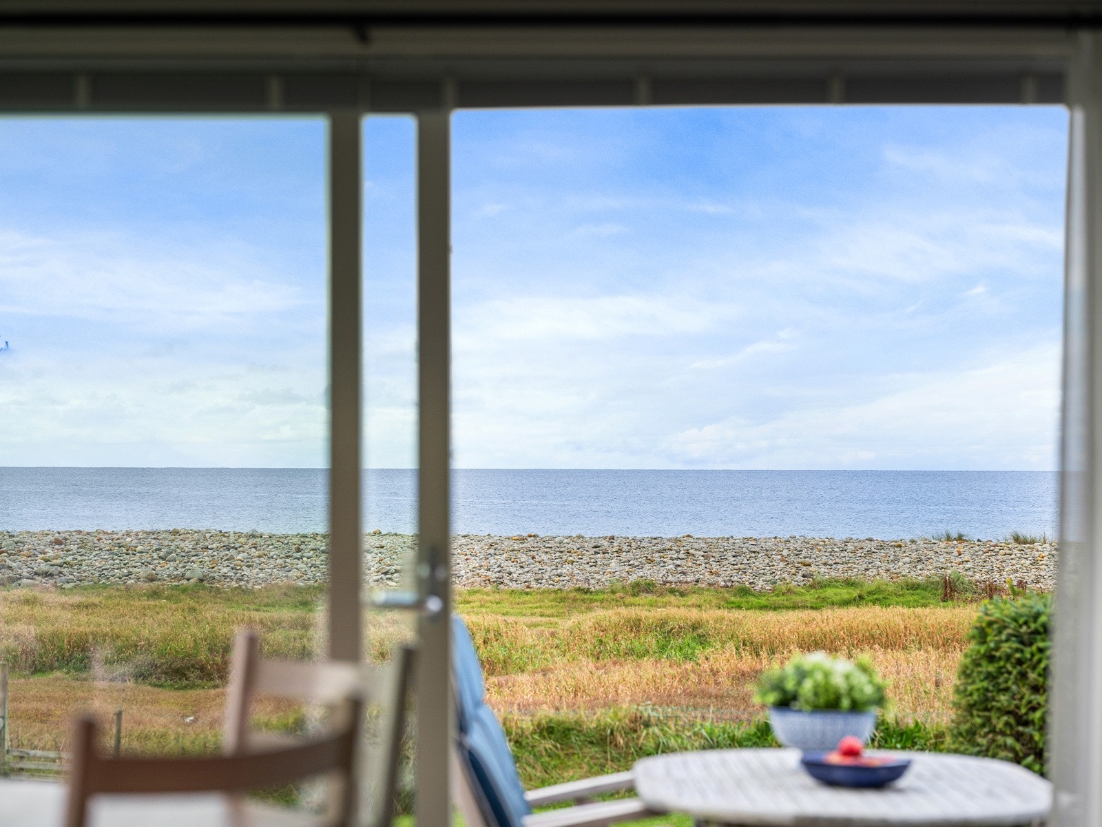 Utsikten er upåklagelig, og må oppleves. Her kan man følge med på all trafikk langs sjøveien. Galleribilde