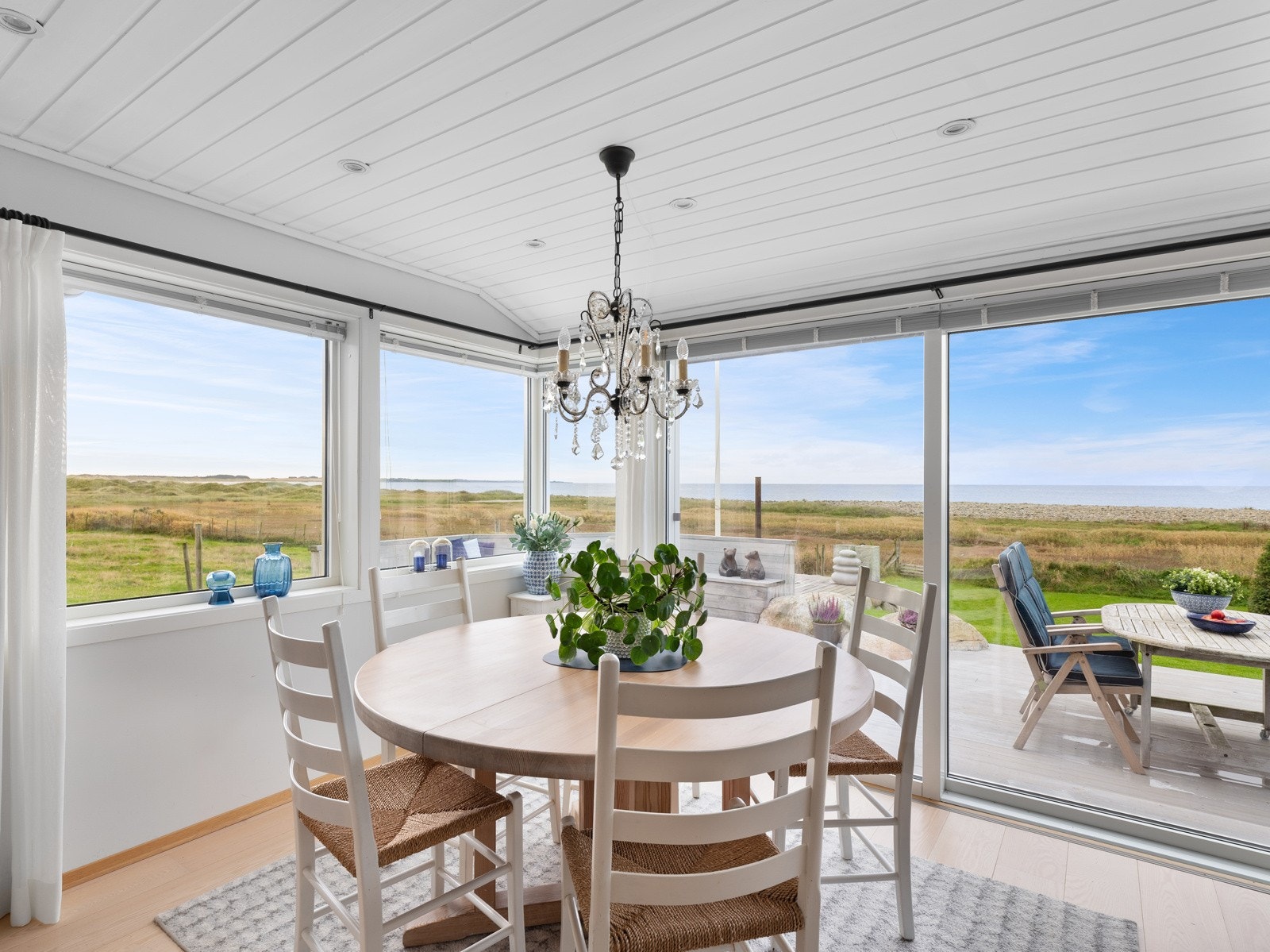 Fantastisk utsikt fra spisebordet. Her kan man nyte morgenkaffen eller en sen middag i fantastiske omgivelser. Galleribilde