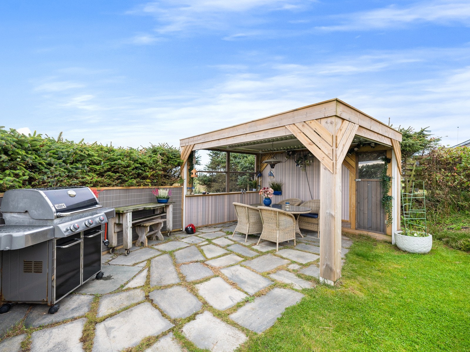 Helt skjermet område med paviljong og grillplass. Galleribilde