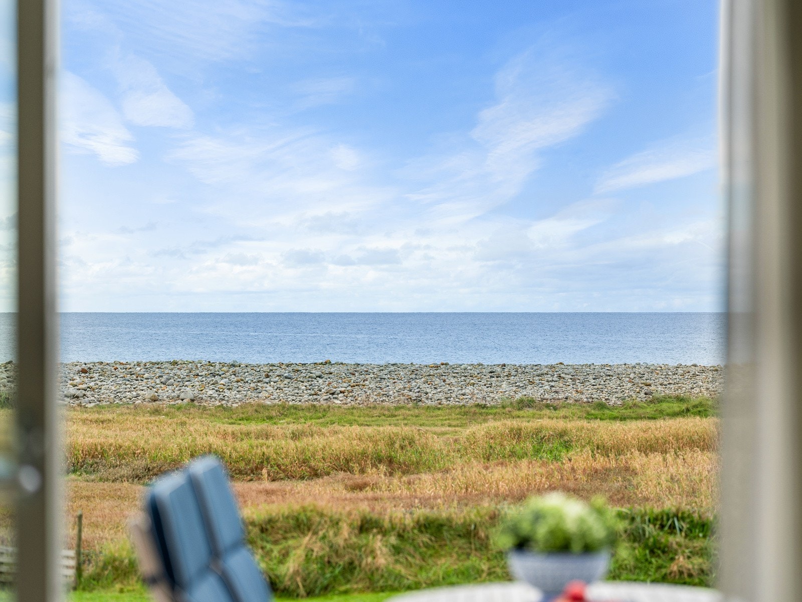Med døren oppe, hører man bølgeskvulp og lukter havet fra hytten. Galleribilde