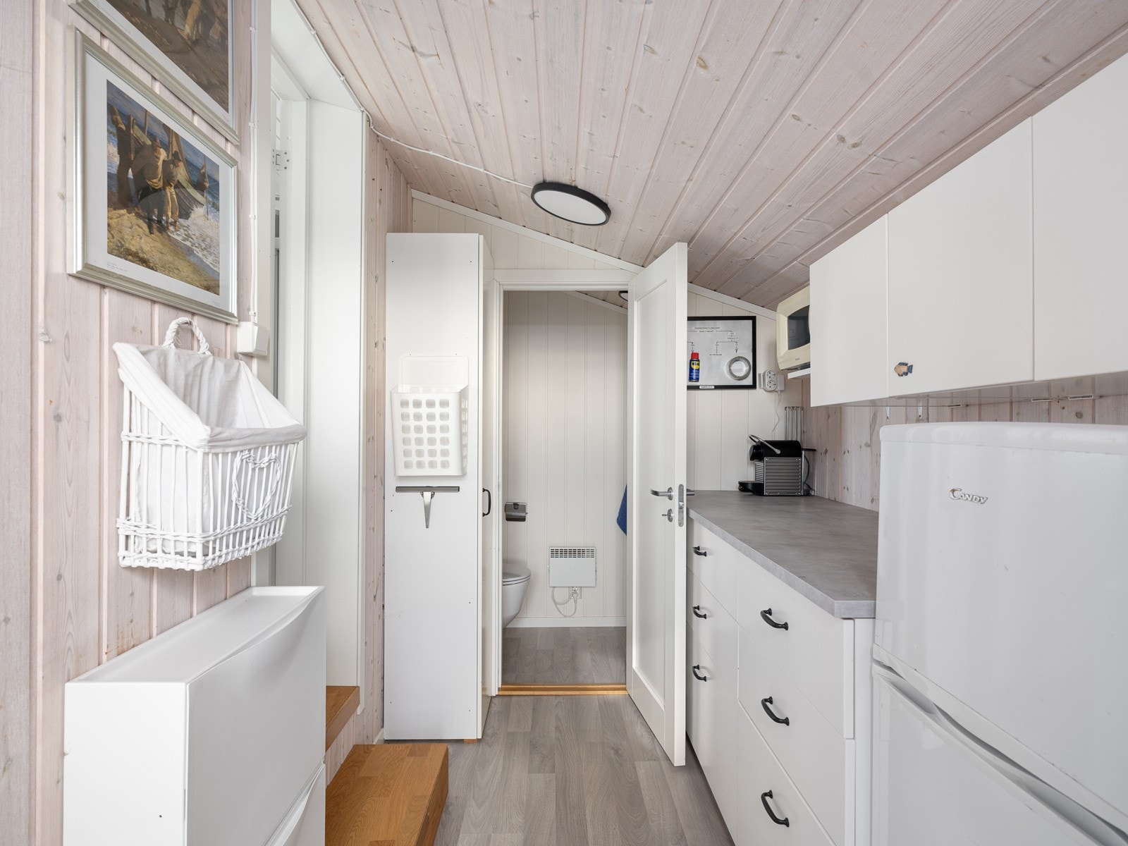 Grovkjøkken/bakgang, samt toalett innenfor. Galleribilde