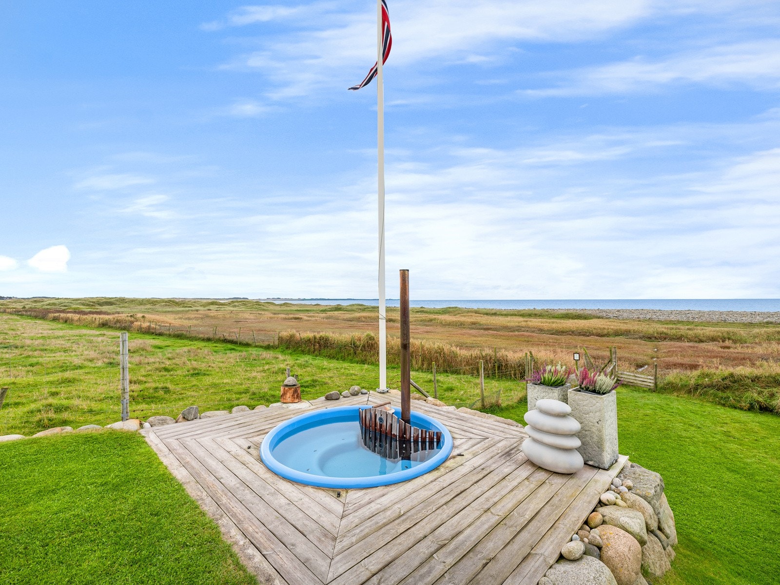 Jacuzzi er flott plassert hvor man får nyte utsikten fra alle sitteplasser. Galleribilde