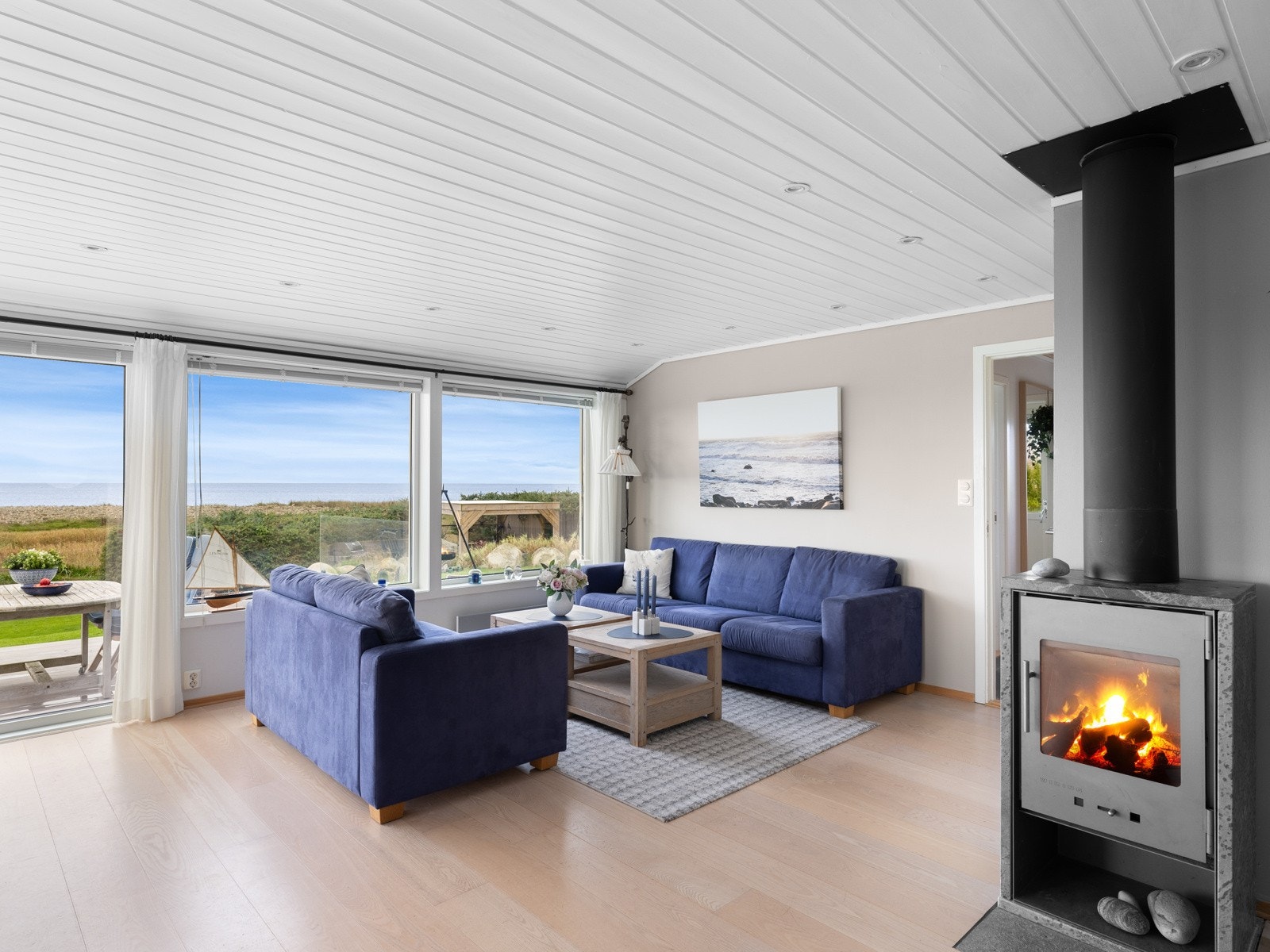 Vedovn og varmepumpe er oppvarmingen i rommet. Galleribilde