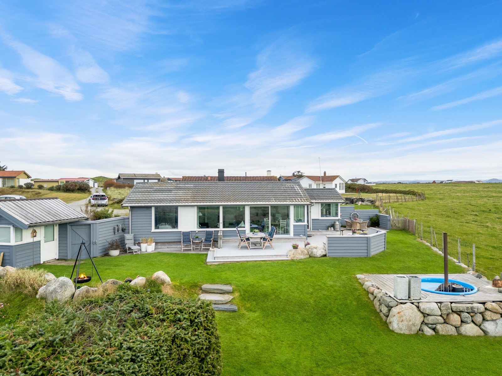 Solrike terrasseflater samt anneks som har blitt brukt som ekstra soveplass. Galleribilde