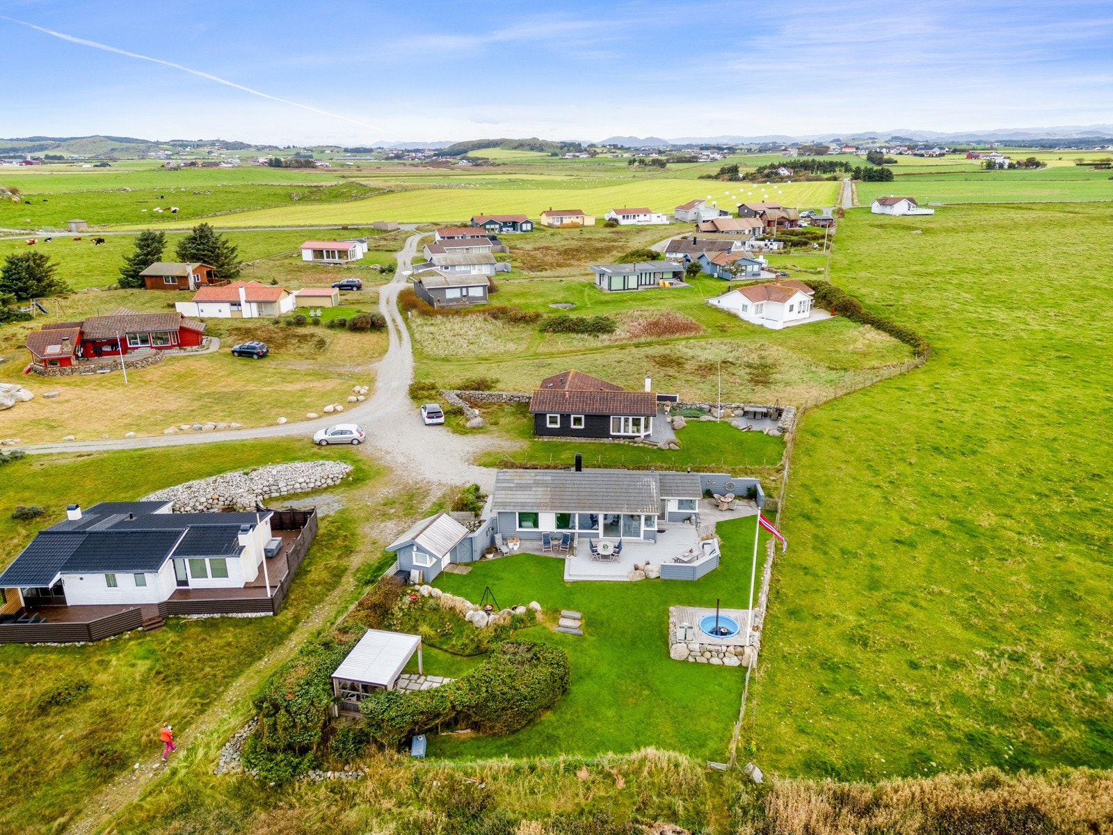 Hytten har kanskje en av de beste plasseringene og tomtene, med skjermet innsyn og nydelige omgivelser. Galleribilde