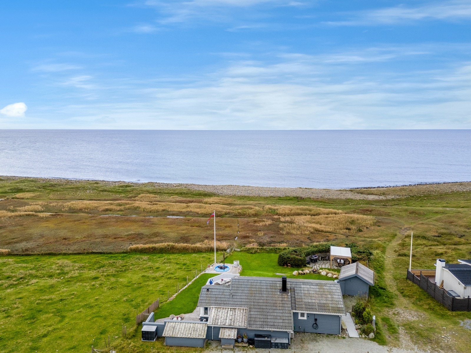 Eiendommen ligger fantastisk til, på en hjørnetomt i fremste rekke mot havet. Her har man storslått havutsikt uansett hvor man er på tomten, samt fra store deler i hytten. Galleribilde