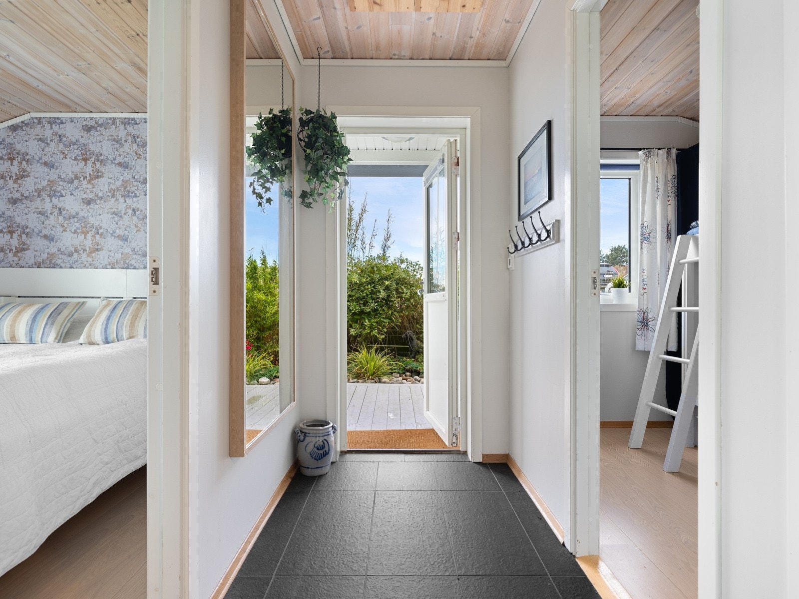 Flislagt inngangsparti med opphengsmuligheter og varme i gulv. Galleribilde