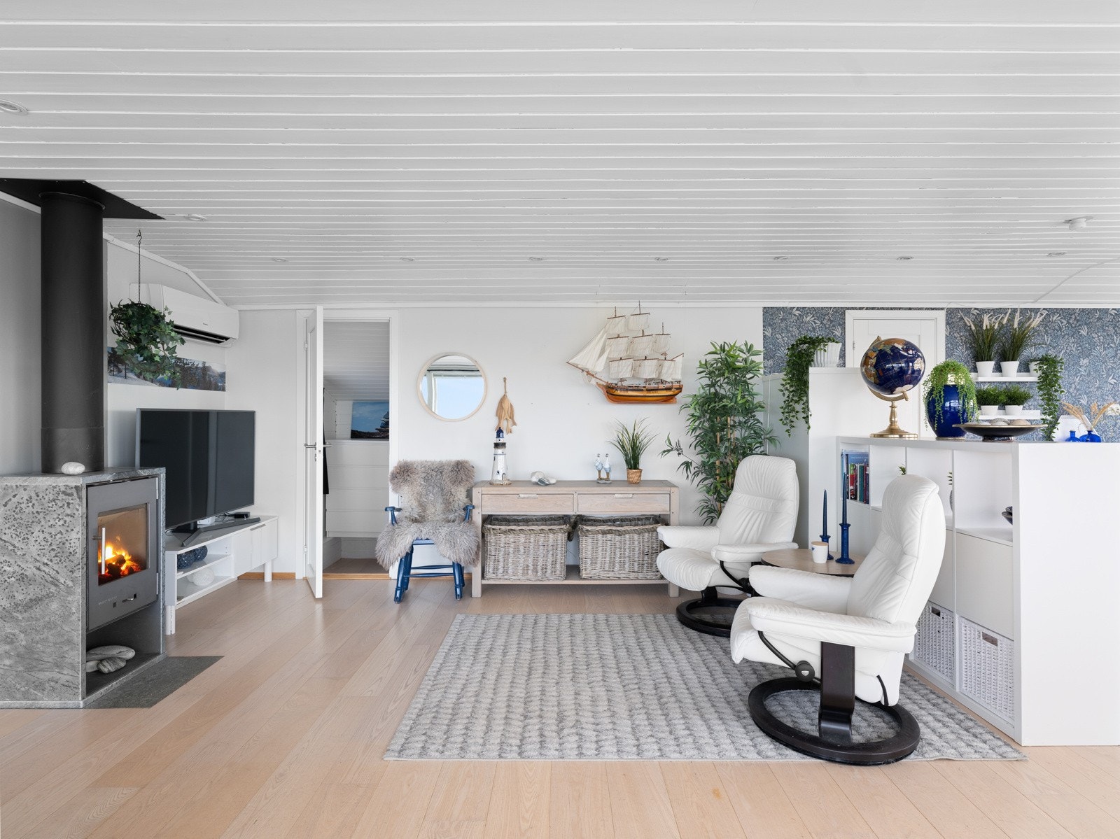 TV stue og soverom innenfor. Galleribilde