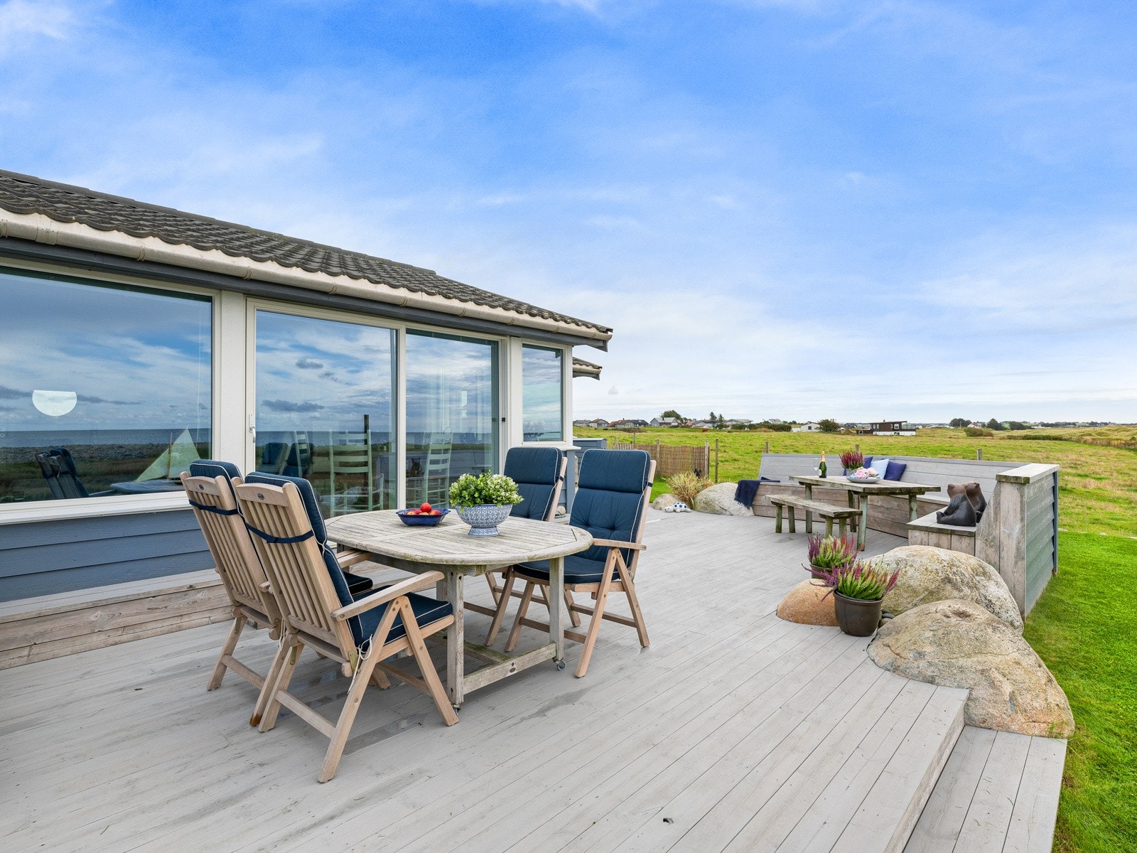 Romslig terrasse med plass til utemøbler og sittegrupper. Galleribilde