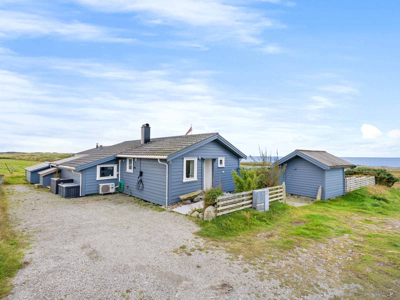 Gode parkeringsmuligheter på egen tomt for både eier og gjester. Det er montert el-bil lader, samt at det er vannuttak for bilvask og vanningsanlegg. Galleribilde